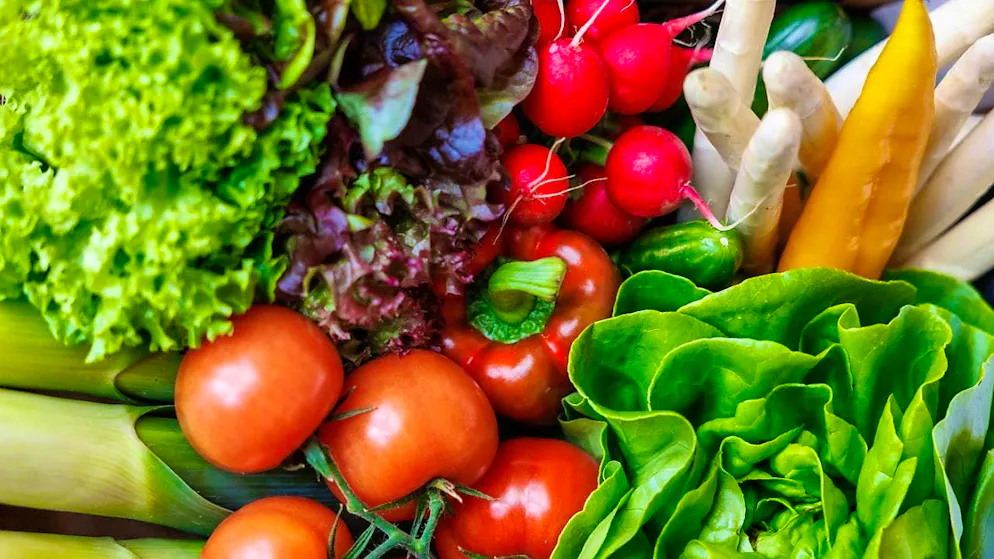 Not everyone in Switzerland eats a healthy and balanced diet: The federal government's new nutrition strategy focuses on disease prevention and sustainability. (theme picture)