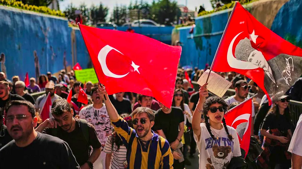 ARCHIVE - People shout slogans after a Republican People's Party (CHP) rally against the arrest of Istanbul Mayor Ekrem Imamoglu in Istanbul. Photo: Francisco Seco/AP/dpa