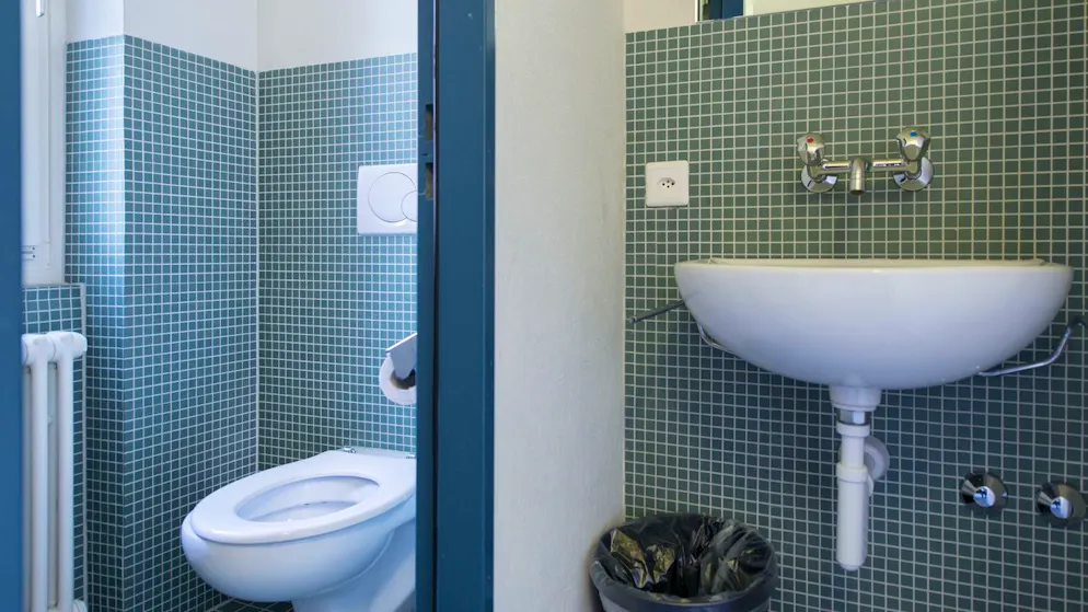 Zu hohe Mieten. Chinesin wohnt im WC eines Möbelhauses – für sechs Franken
