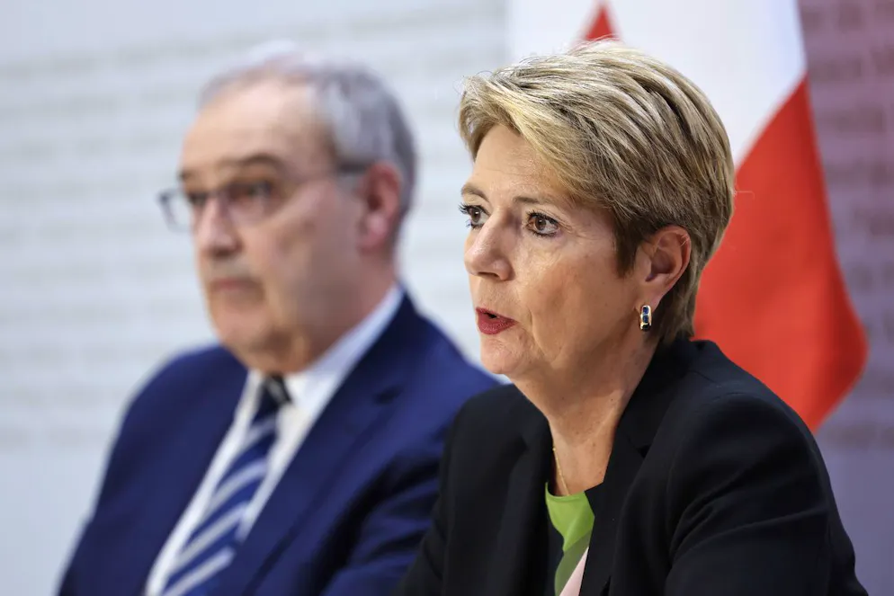 Conferenza di Keller-Sutter e Parlmelin sui dazi di Trump. Il Consiglio federale è deluso dai forti dazi (31-32%), frutto di una decisione difficilmente comprensibile, imposti dagli Stati Uniti alla Svizzera rispetto agli altri partner commerciali Usa. Ad ogni modo, per ora niente contromisure.