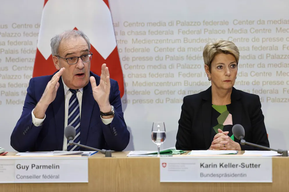 Conferenza di Keller-Sutter e Parlmelin sui dazi di Trump. Guy Parmelin vice presidente della Confederazione e la presidente Karin Keller-Sutter davanti ai media spiegano le mosse del Consiglio federale.