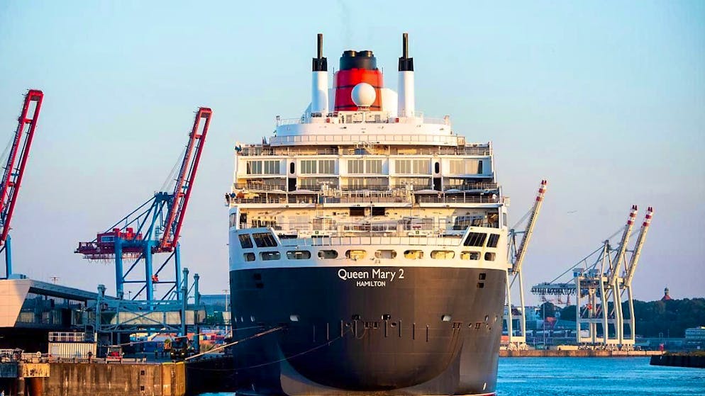 The cruise ship Queen Mary 2 arrives in port this morning and docks at the Cruise Center Steinwerder.