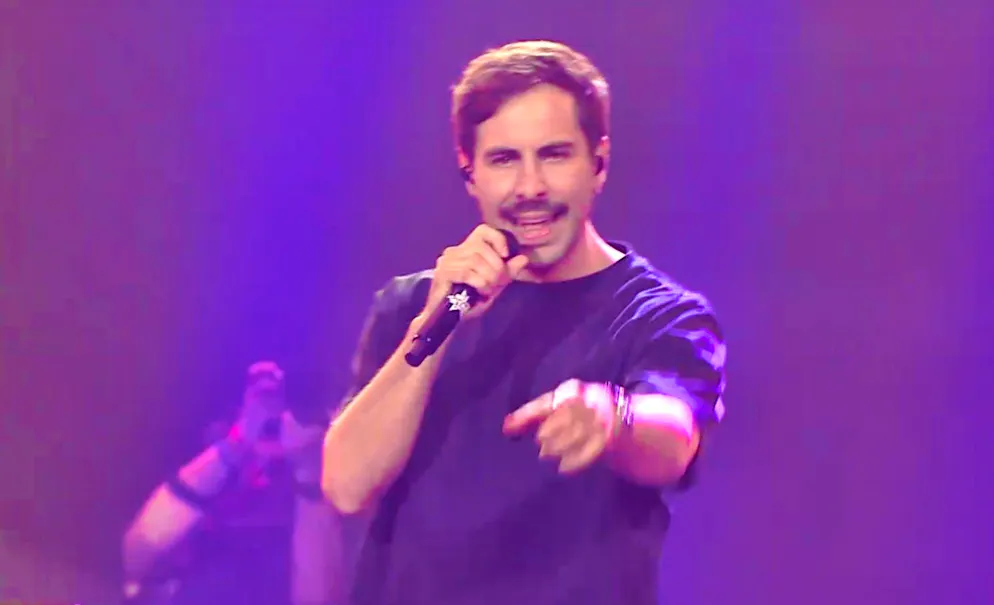 Max Giesinger on stage at the Hallenstadion.