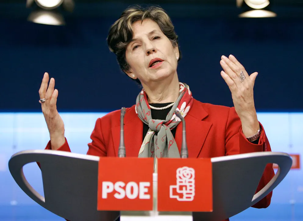 Isabel Allende fuori dal Senato.