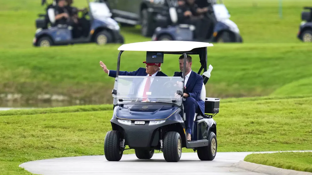 Donald Trump zusammen mit seinem Sohn Eric auf dem Golfplatz.