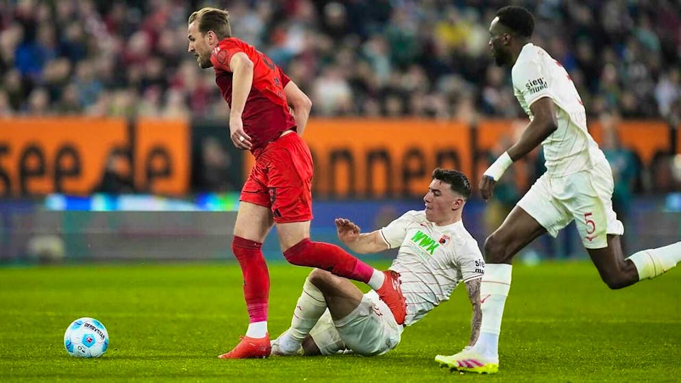 Unstoppable by fair means: Augsburg's Cédric Zesiger (m.) comes too late against Harry Kane and has to leave the pitch early after receiving two yellow cards