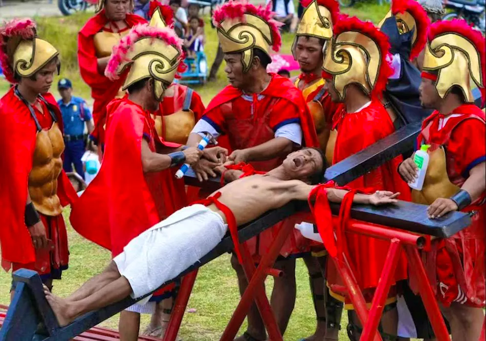 In the Philippines, believers in particular celebrate a brutal form of self-mortification. They have themselves nailed to a cross, following the example of Jesus Christ.