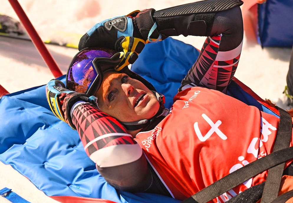 La sciatrice italiana Federica Brignone viene soccorsa dopo la caduta nella gara di slalom gigante femminile ai Campionati italiani in Val di Fassa. 