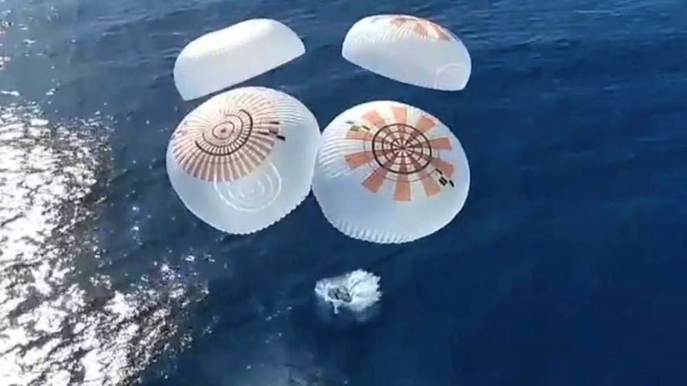 La capsula Dragon al momento del suo ammarraggio nell'Oceano Pacifico.