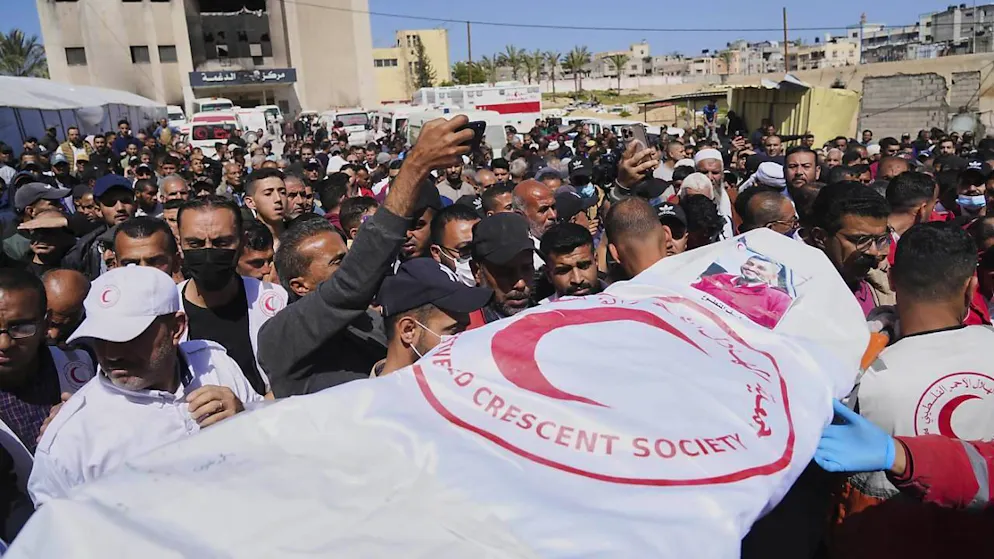 Le bare dei paramedici palestinesi uccisi nella Striscia di Gaza
