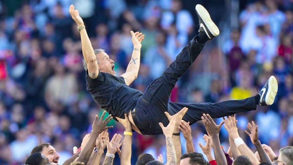 The players of Paris Saint-Germain celebrate their champion coach Luis Enrique