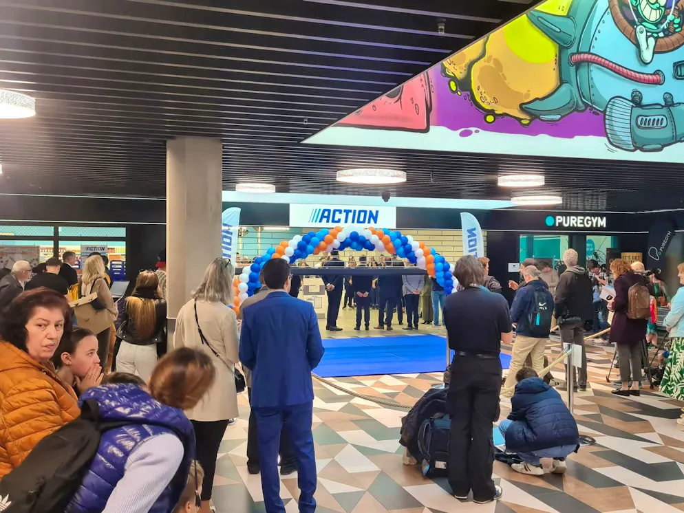Action opening Bachenbülach. Even before the doors open, numerous customers and media representatives are waiting to get in.