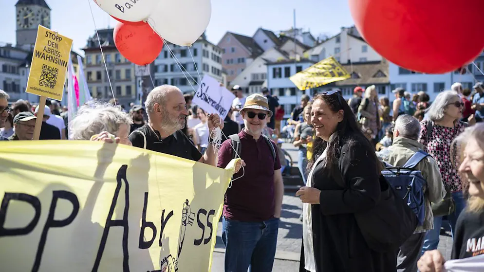 L'inizio della manifestazione per alloggi a prezzi abbordabili a Zurigo. Sulla destra la consigliera nazionale Jaqueline Badran (PS/ZH).