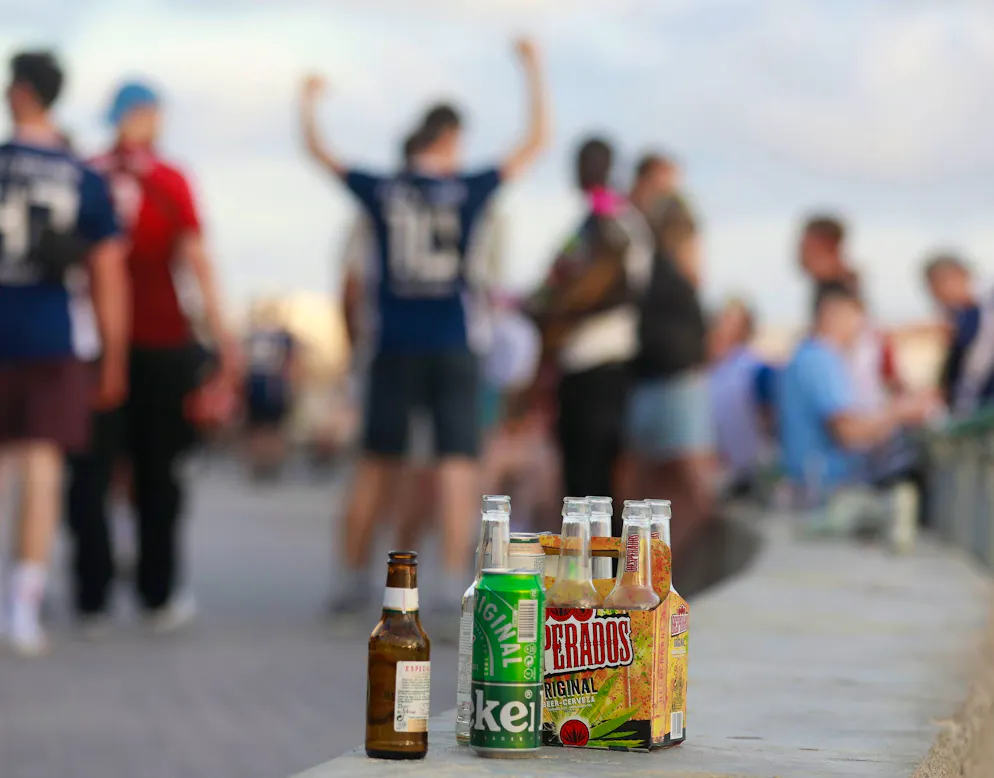 Der öffentliche Kosnum von Alkohol ist auf Mallorca und Ibiza verboten. Die Behörden wollen hart durchgreifen.