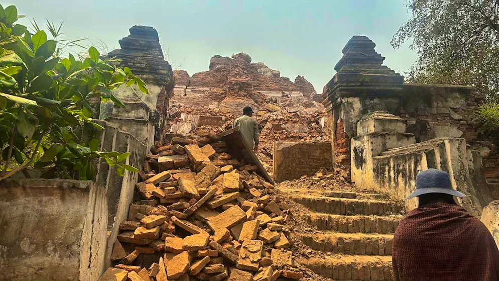 dpatopbilder - The Maha Aungmye Bonzan Monastery, also known as Me Nu Brick Monastery, was severely damaged in Friday's earthquake. Photo: Uncredited/AP/dpa