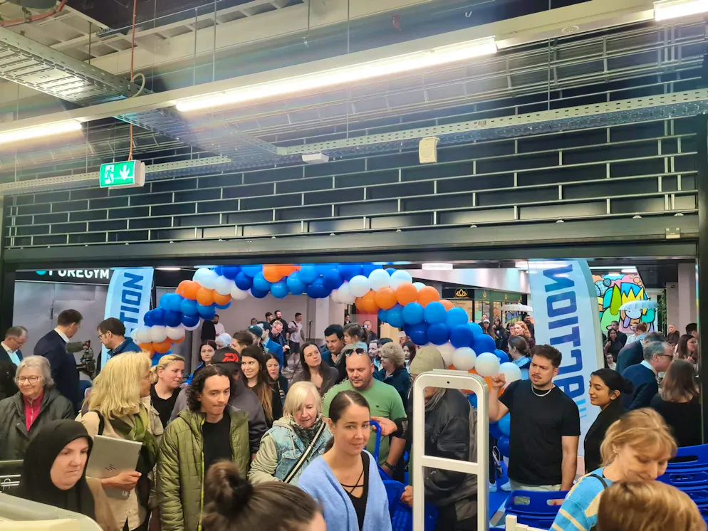 Action opening Bachenbülach. The opening attracts numerous bargain hunters. The rush is huge.