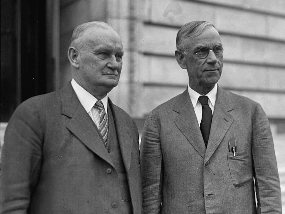 Hanno redatto la legge che ha scatenato una guerra commerciale nel 1930: il senatore Reed Smoot e il rappresentante Willis C Hawley hanno elaborato un aumento significativo delle tariffe negli Stati Uniti.
