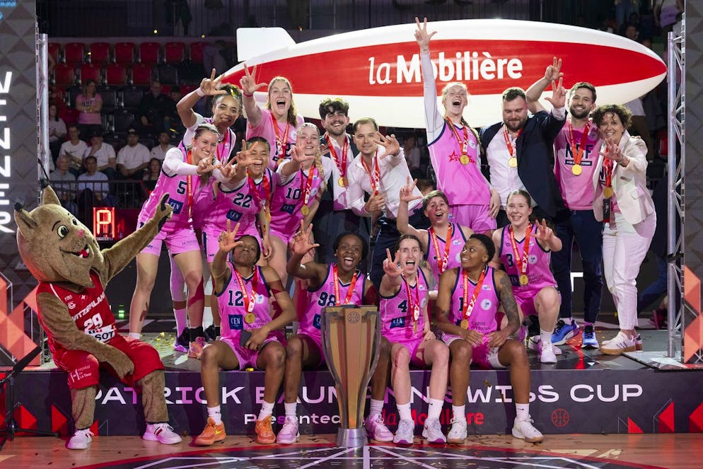 Nyons Spielerinnen und Staff feiern mit dem Pokal im Basketball Swiss Cupfinal der Frauen, zwischen BCF Elfic Fribourg und Nyon Basket Feminin, am Samstag, 5. April, 2025, in der Mobiliar Arena in Guemligen. (KEYSTONE/Peter Schneider)