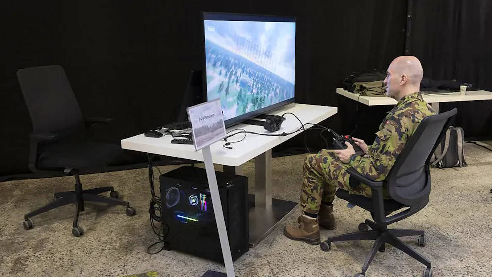 La Svizzera vuole dotarsi al più presto di droni da combattimento di produzione interna. Nella foto il capo dell'esercito svizzero Thomas Suessli (che lascerà l'incarico alla fine dell'anno) alle prese con un simulatore per droni. (foto del 27 marzo 2025)