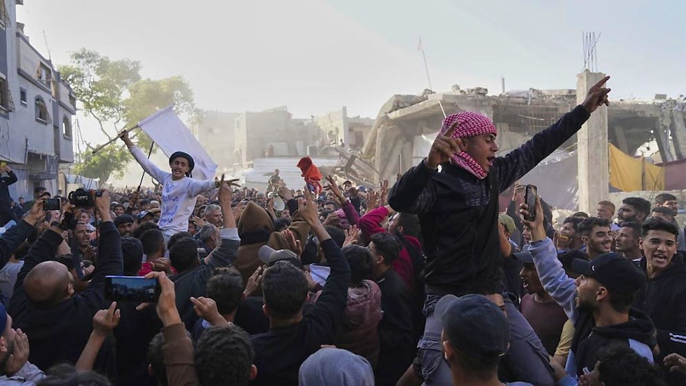 In centinaia hanno chiesto ad Hamas di lasciare il potere. (Immagini di una precedente protesta avvenuta in marzo).