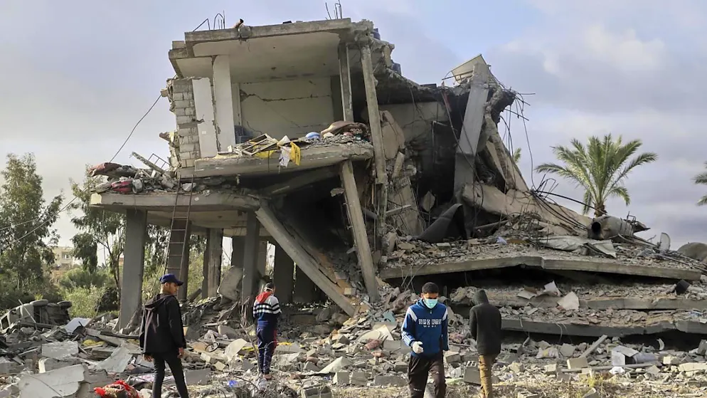 Un edificio colpito da un attacco israeliano a Khan Younis, nel sud della Striscia di Gaza. (foto del 4 aprile 2025)