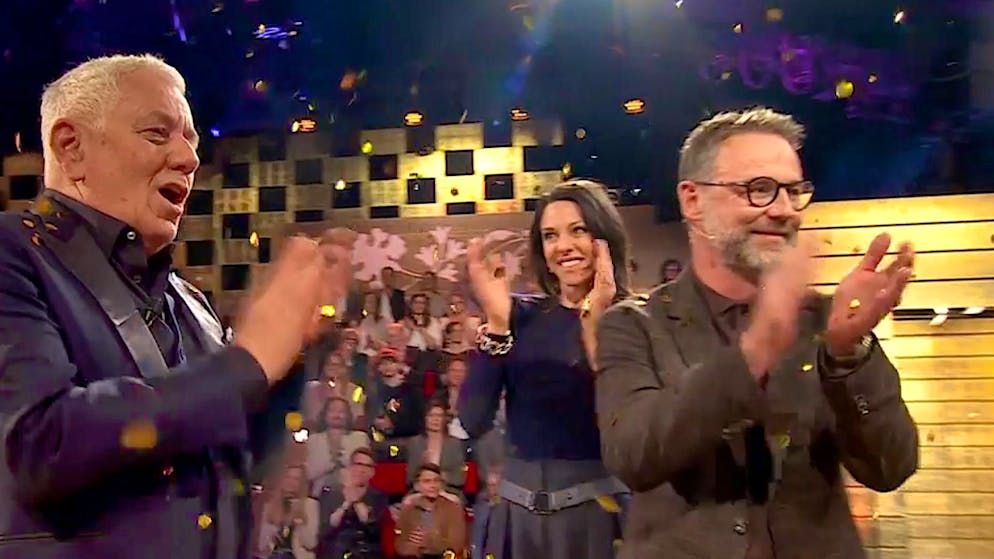 The moment of farewell: Röbi Koller (left), Kiki Maeder and Nik Hartmann (right) in a golden shower of confetti.