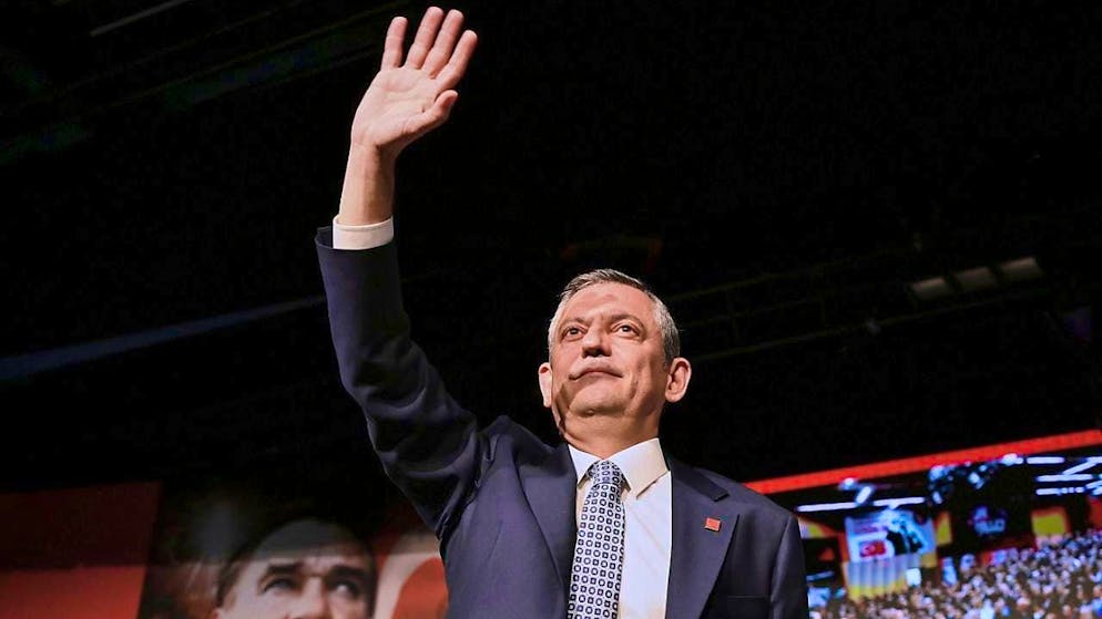 The leader of the social democratic CHP, Özgür Özel, gestures during a speech at the CHP party conference. Photo: Ali Unal/AP/dpa