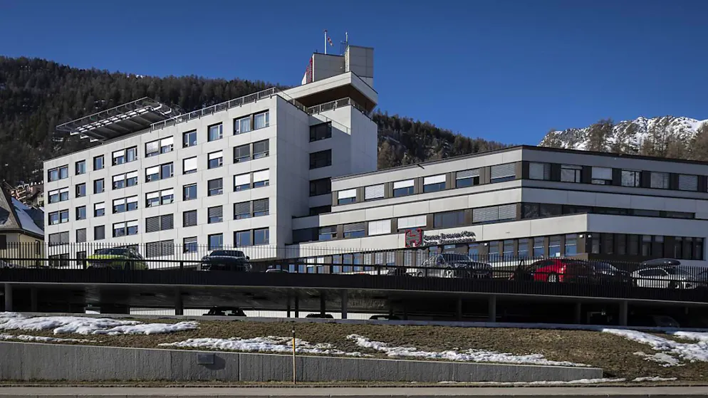 La popolazione di La Punt Chamues-ch ha bocciato il progetto di integrazione del nosocomio dell'Alta Engadina in quello di Coira. A St. Moritz invece la maggioranza degli elettori si è espressa in modo positivo.