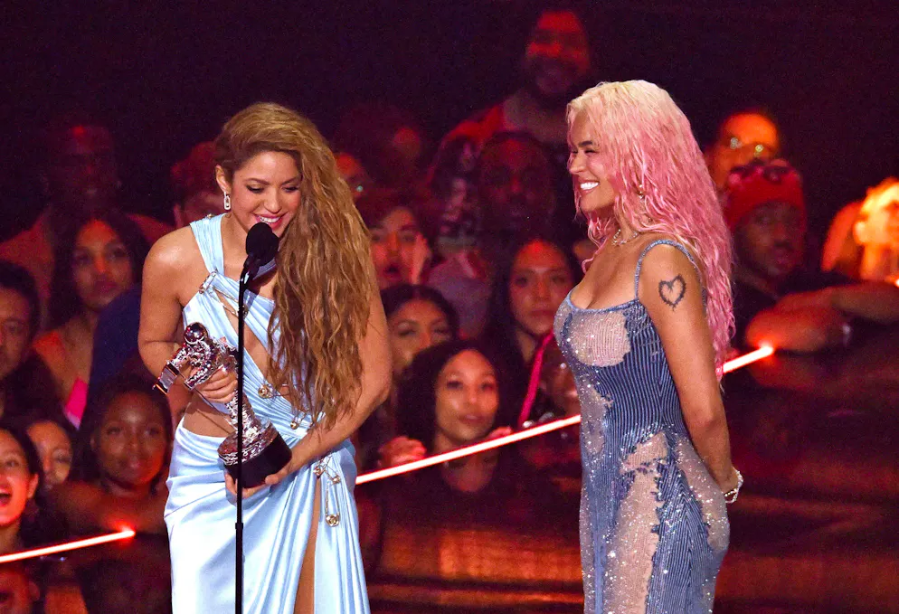 7 créations emblématiques de Donatella Versace pour ses 70 ans. Lors de la remise des prix aux MTV Video Music Awards en septembre 2023, Shakira arborait une superbe robe à épingles à nourrice Versace asymétrique et dangereusement fendue.
