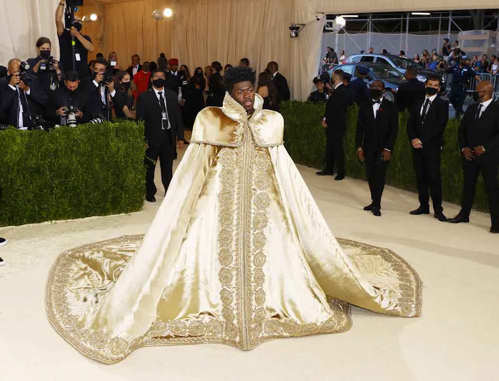 7 créations emblématiques de Donatella Versace pour ses 70 ans. Au MET Gala 2021, le rappeur Lil Nas X portait une cape ornée de broderies dorées pour une allure royale.