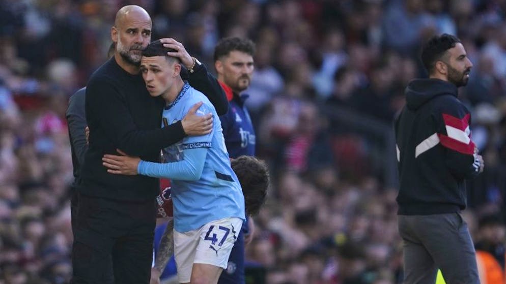 Pep Guardiola nimmt Phil Foden nach dessen Auswechslung in den Arm.