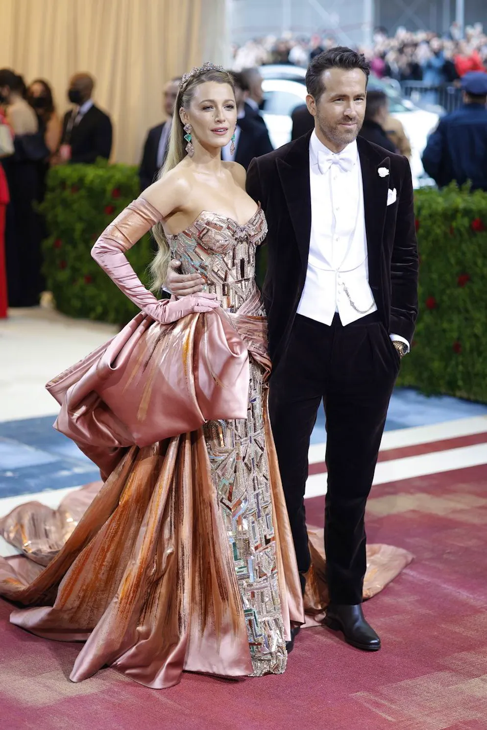 7 créations emblématiques de Donatella Versace pour ses 70 ans. En 2022, Blake Lively a fait une apparition mémorable au gala du MET, dans une robe à traîne qui avait une allure à la fois futuriste et historique. Le clou était la transformation du cuivre en turquoise directement sur le tapis rouge, après une traction sur la traîne. 