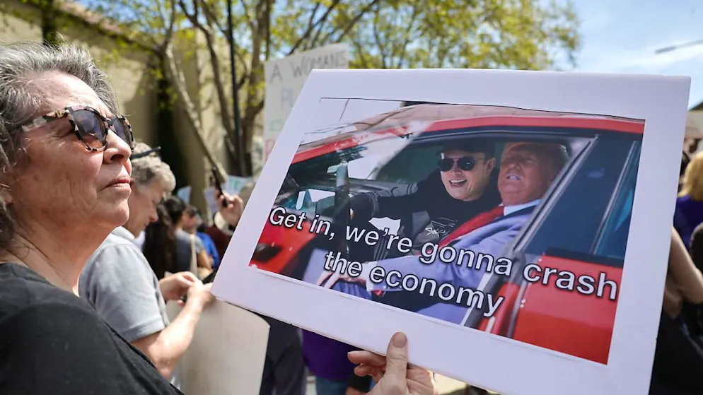 Stati Uniti. Musk e il video della matita di Friedman: ecco il terzo affondo velato contro i dazi di Trump