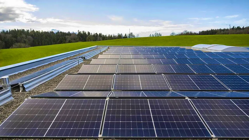A solar installation at the Gulmmatt depot near Baar in the canton of Zug. According to an analysis by the think tank Ember, electricity generation from sunlight is continuing to increase worldwide.