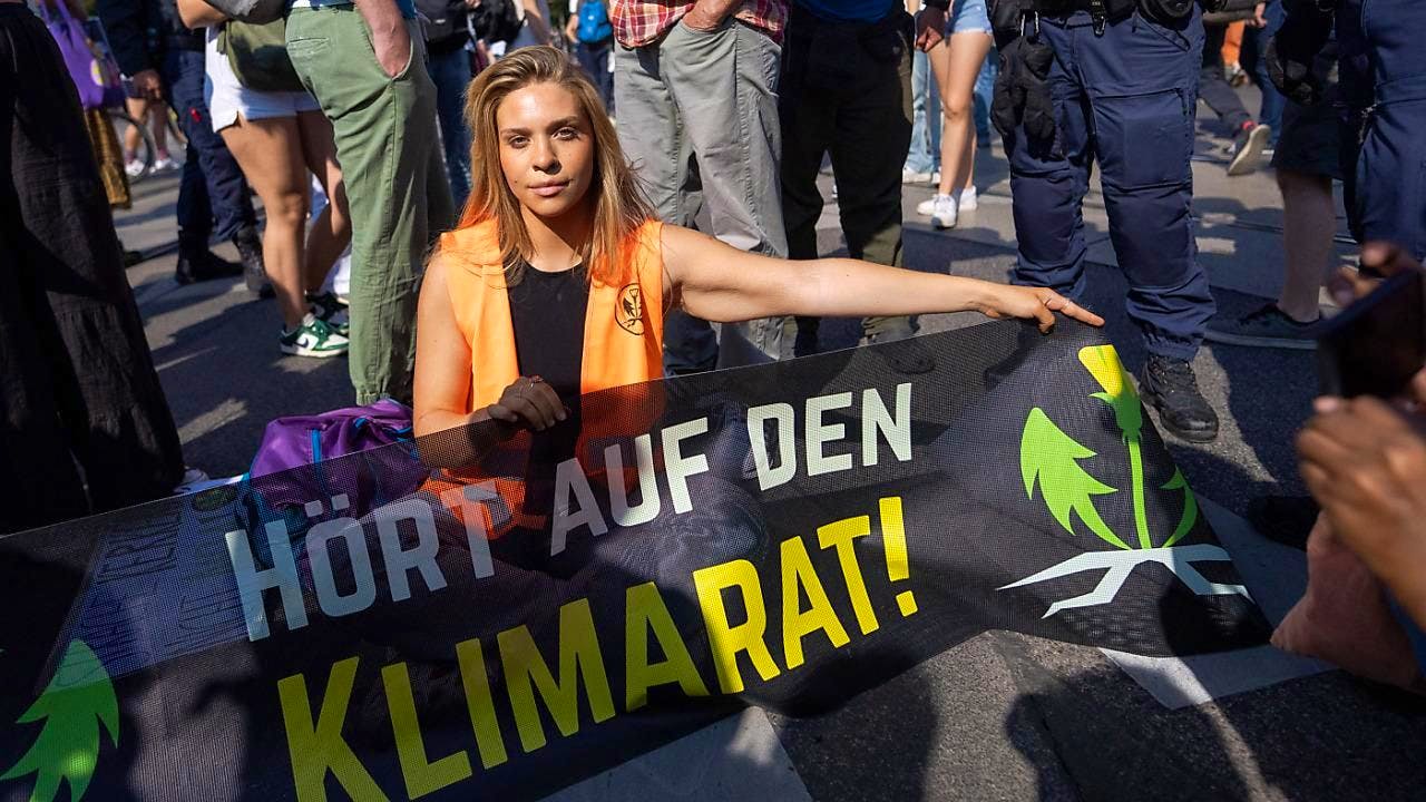 Bavaria. Austria: Residence ban for German climate activist