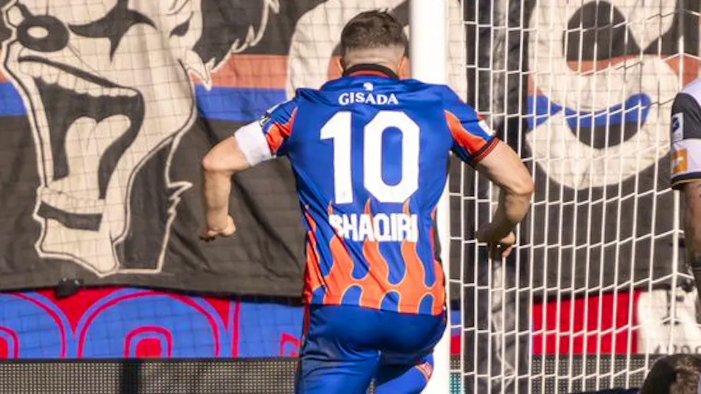 «Per fortuna non si è ferito». Esulta con troppa foga e cade oltre le transenne: ecco il video di Shaqiri che finisce al tappeto