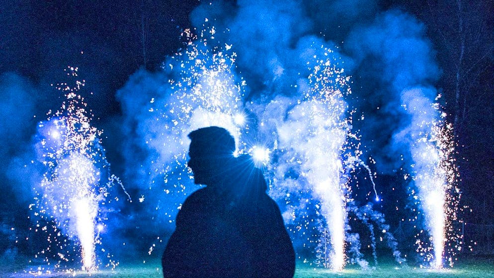 Fireworks light up the sky at the start of the New Year: there were injuries on the village square at the New Year's Eve celebrations in Saas-Fee. (symbolic image)