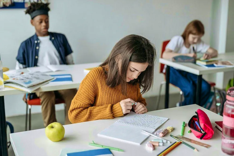 From cyberbullying in class chats to AI-generated misinformation: Teachers are important contact persons for online safety in everyday school life.