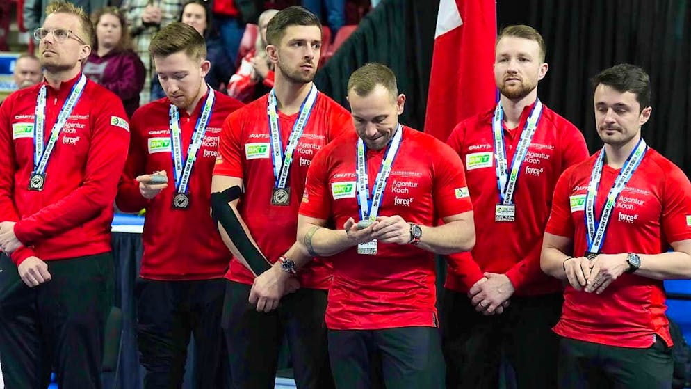 Mixed feelings among the Swiss curlers after losing the World Championship final
