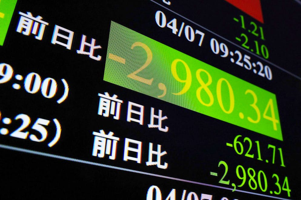Altre notizieIl Nikkei a Tokyo, dopo il 9% mandato in fumo la scorsa settimana, cede un altro 6,02%.