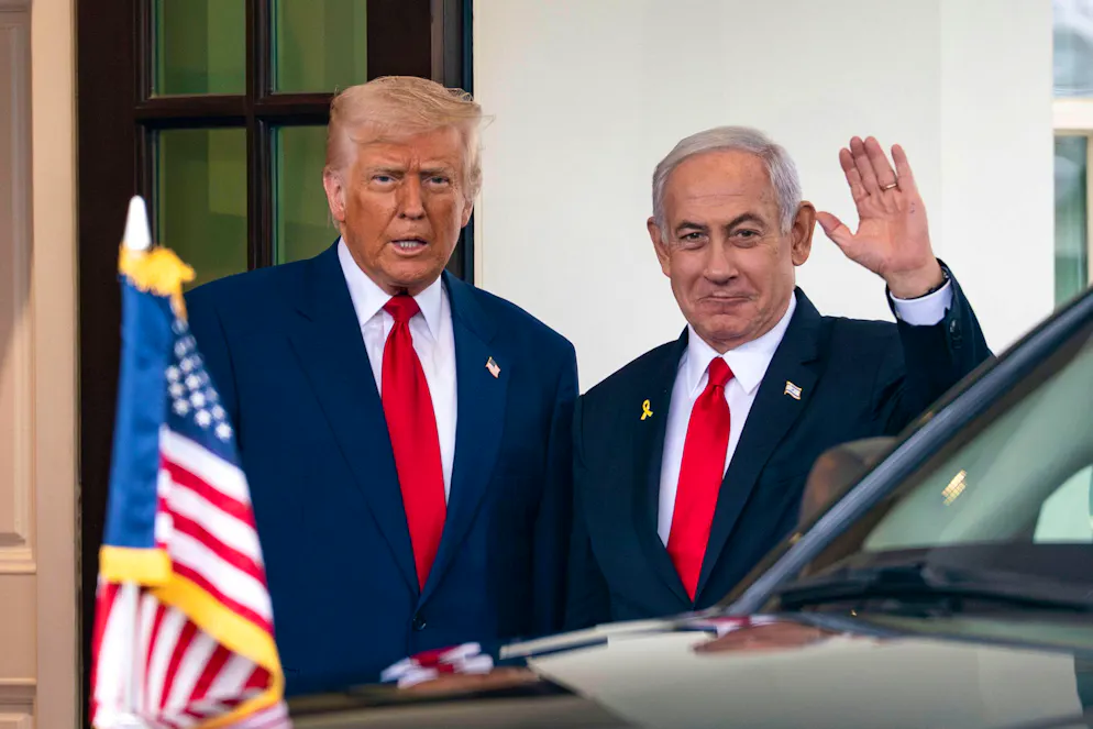 Il presidente statunitense Donald Trump accoglie alla Casa Bianca il premier israeliano Benjamin Netanyahu.