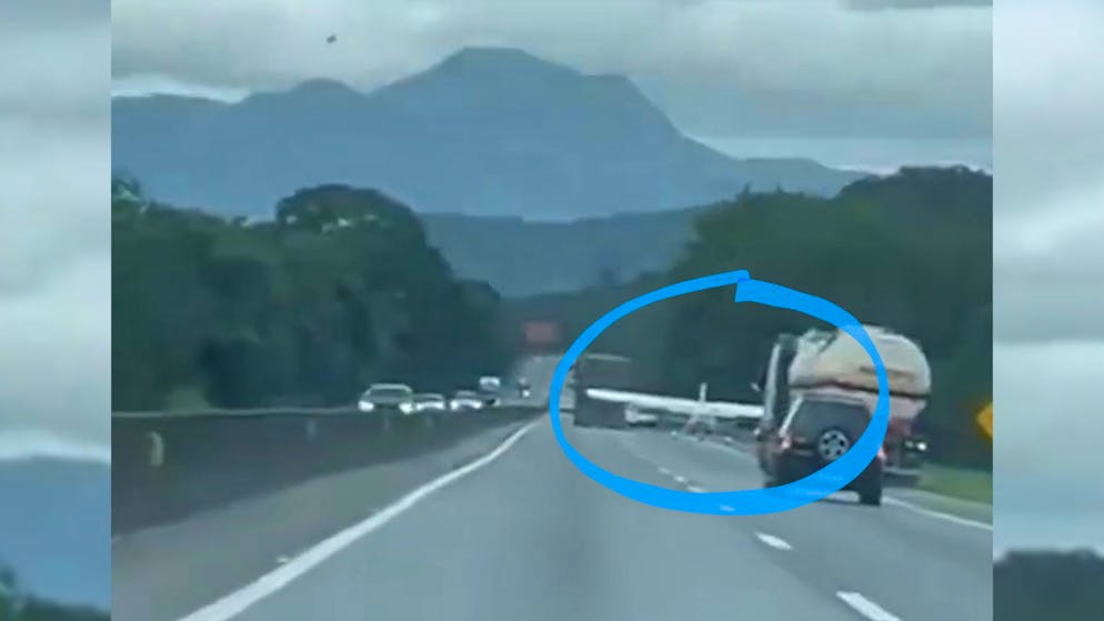 A nerve-wracking scene. Pilot lands plane on highway - video shows dangerous scene
