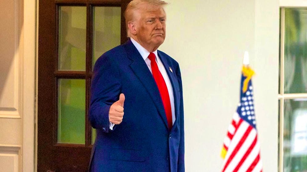 US President Donald Trump gives a thumbs up as Israel's Prime Minister Netanyahu emerges from the West Wing of the White House. Photo: Mark Schiefelbein/AP/dpa