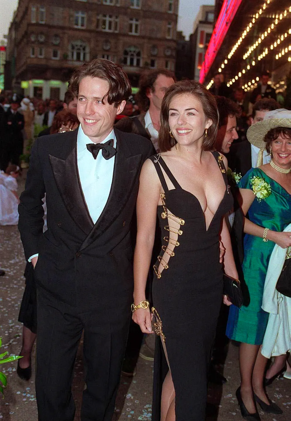 7 créations emblématiques de Donatella Versace pour ses 70 ans. Gianni a créé la robe, Donatella en a fait une icône! Liz Hurley est devenue célèbre du jour au lendemain en 1994, après avoir arboré la safety pin dress. Si Gianni l'a créée, c'est bien Donatella qui a eu la vision d'habiller Liz Hurley avec cette robe. Elle savait déjà à l'époque transformer la mode en un moment culte – un avant-goût de son style narratif et médiatique qui a marqué jusqu'à aujourd'hui, sa signature en tant que directrice artistique.