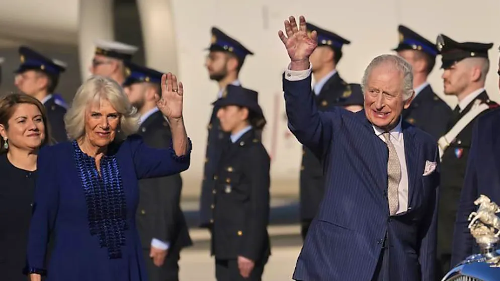 Visita di Stato «storica». Carlo e Camilla sbarcano a Roma: «Felici di essere qui»