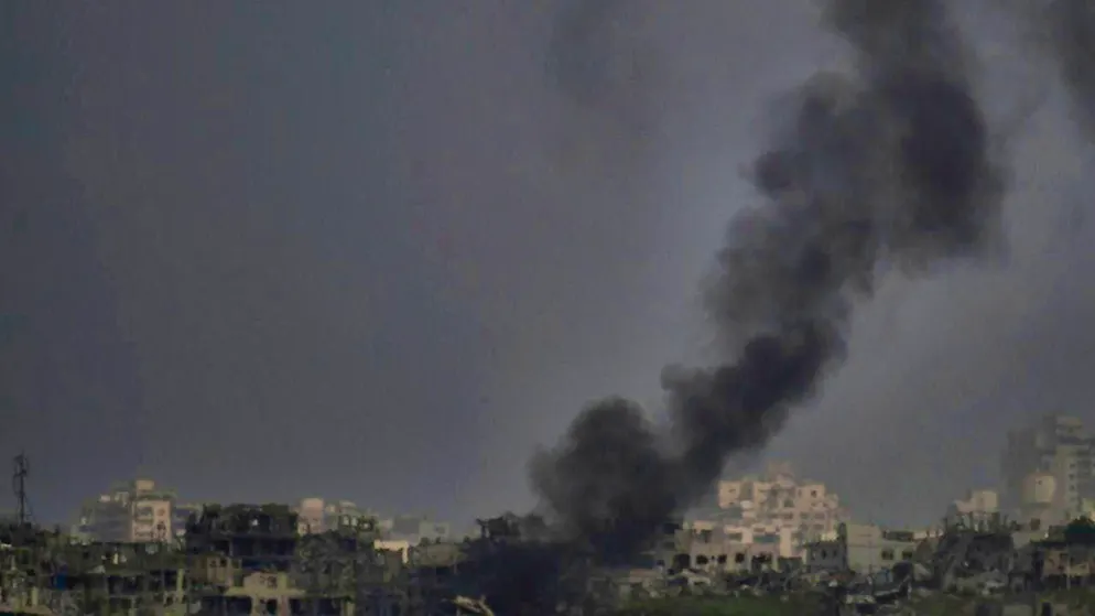 Smoke rises after an explosion in the Gaza Strip, seen from southern Israel. Photo: Leo Correa/AP/dpa/Archive image