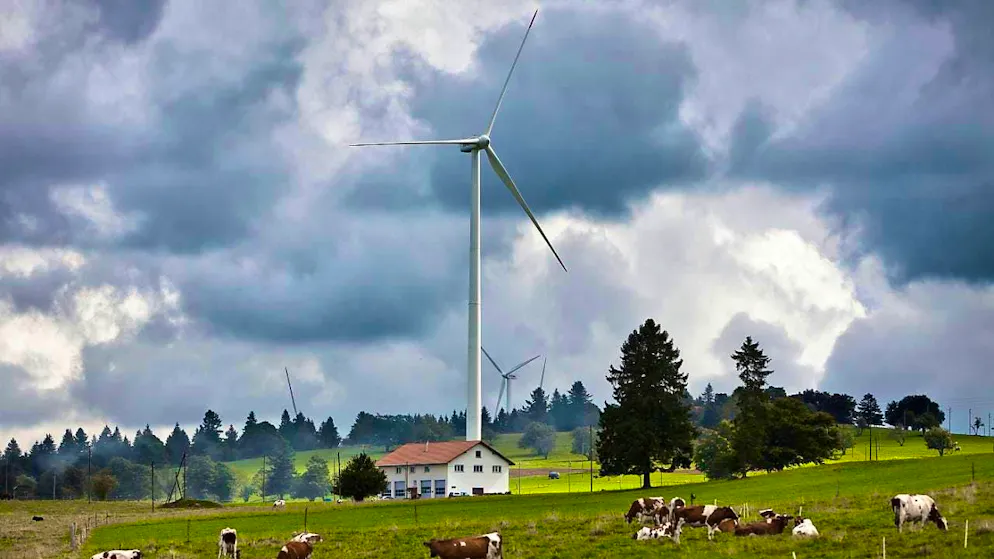 The expansion of renewable energies can reduce dependence on energy imports. The picture shows wind turbines on Mont Crosin in the Bernese Jura. (archive image)