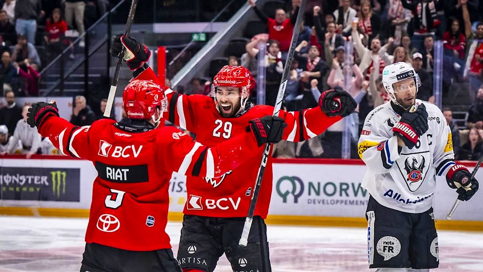 Lausannes Siegtorschütze Ahti Oksanen freut sich mit Teamkollege Damien Riat über das entscheidende Tor zum 2:1