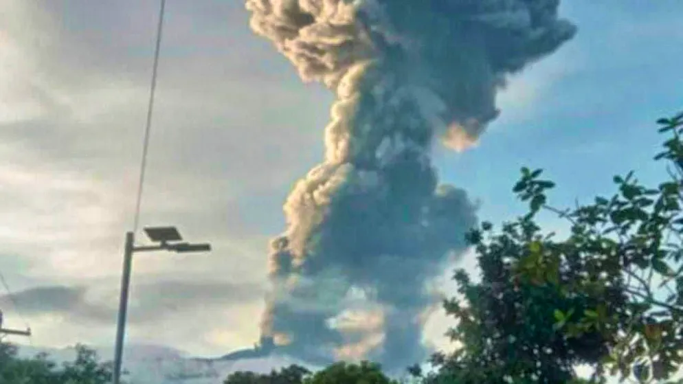 An explosive eruption occurs at the summit vent of Mount Kanlaon. Photo: Chona Aplaon/AP/dpa
