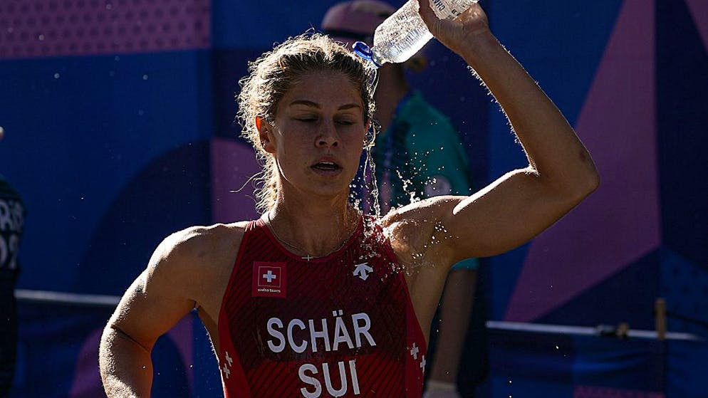 Cathia Schär sorgt während den Olympischen Spielen 2024 in Paris mit einer Wasserflasche für etwas Abkühlung.